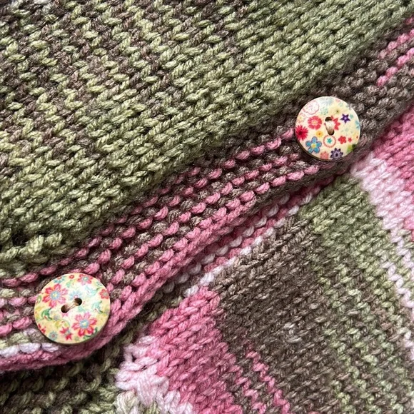 Vintage hand knit sweater vest with floral buttons - Picture 5 of 7